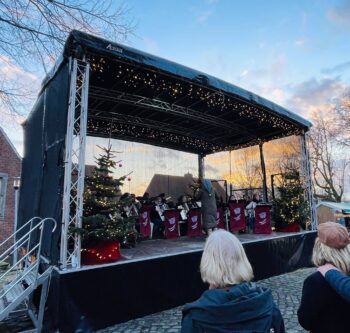 Akkordeonspieler beim Weihnachtsmarktkonzert Bad Bentheim 2024