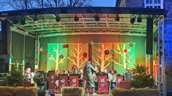 Akkordeonspieler beim Weihnachtsmarktkonzert Schüttorf 2024